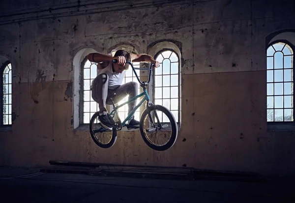 Гонщик BMX стрибає з велосипедом . — стокове фото