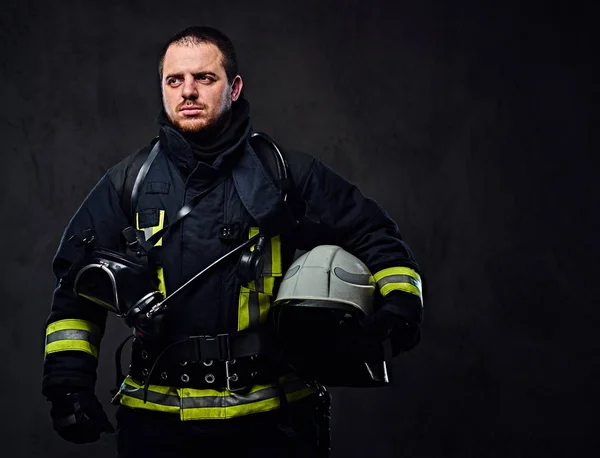 Feuerwehrmann im Studioporträt — Stockfoto