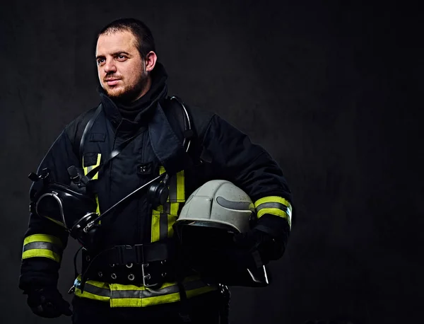 Feuerwehrmann hält Schutzhelm — Stockfoto