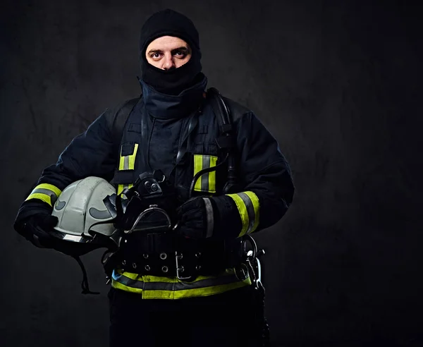 Strażak posiada hełmu ochronnego — Zdjęcie stockowe