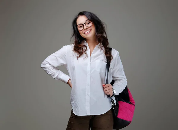 Bruna femmina con una borsa da viaggio rosa . — Foto Stock