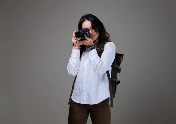 Turista feminino positivo com câmera de foto — Fotografia de Stock