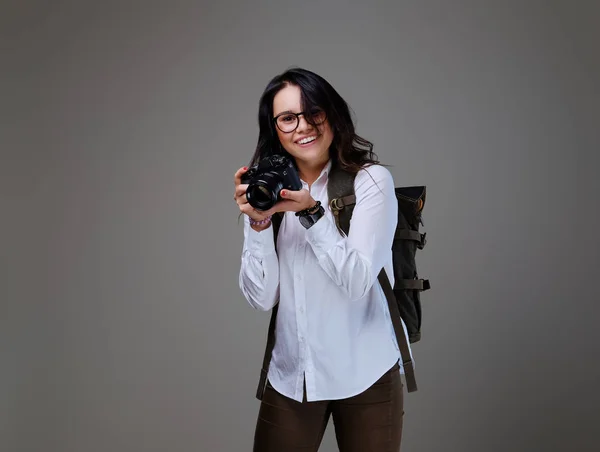 Turista feminino positivo com câmera de foto — Fotografia de Stock