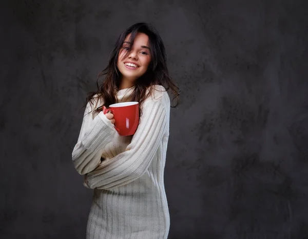 Емоційна жінка тримає чашку червоної кави . — стокове фото
