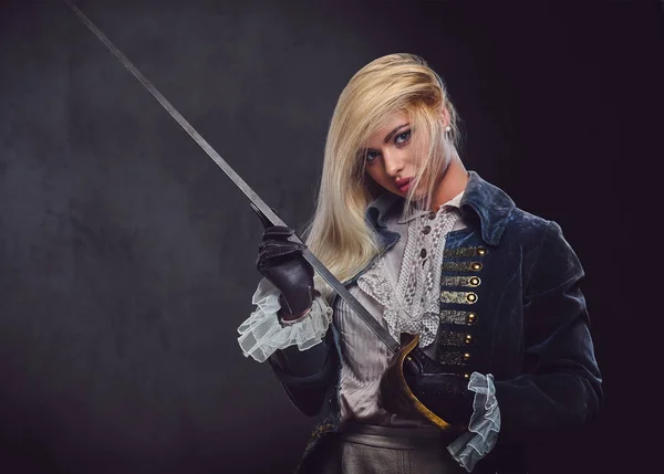 Eine attraktive blonde Frau hält ein silbernes Schwert. — Stockfoto