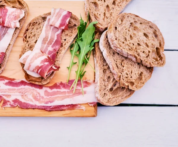 Brood met gourmet vlees — Stockfoto