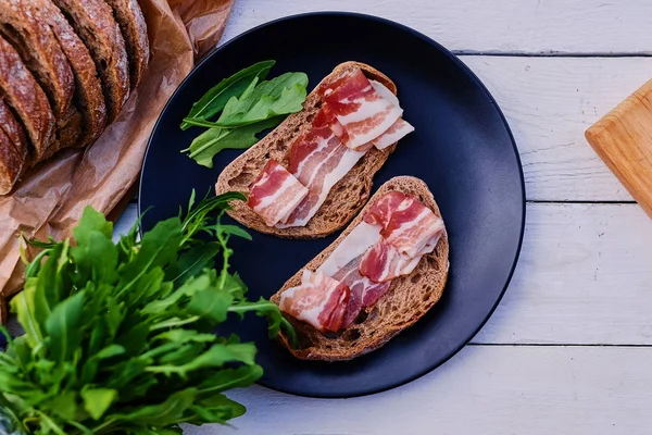 Jambon ve otlar ile ekmek