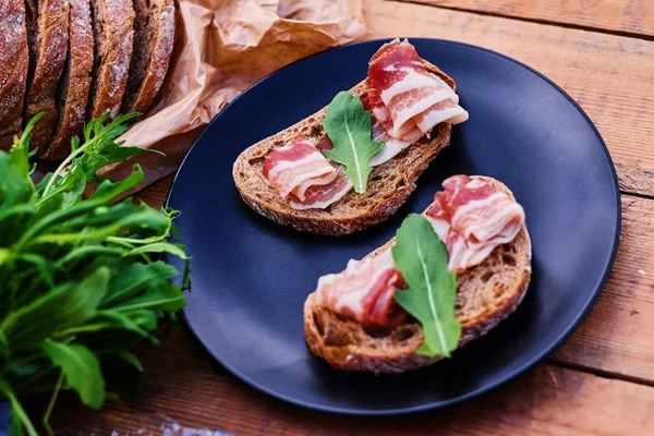 Brood met ham en kruiden — Stockfoto