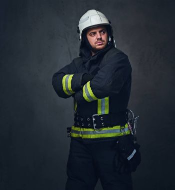 Stüdyo portre itfaiye eri ve üniforma giymiş.