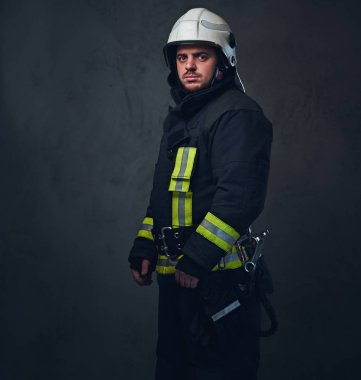 Stüdyo portre itfaiye eri ve üniforma giymiş.