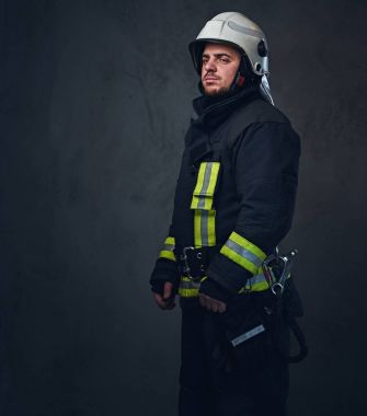 Stüdyo portre itfaiye eri ve üniforma giymiş.