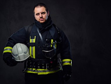 Firefighter Güvenlik kask tutar