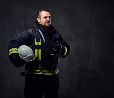 Firefighter Güvenlik kask tutar