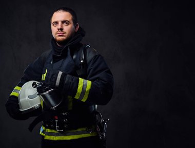Firefighter Güvenlik kask tutar