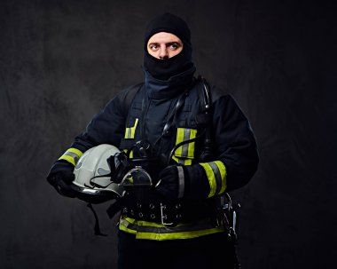 İtfaiyeci üniforması giymiş