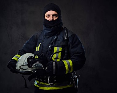 İtfaiyeci üniforması giymiş