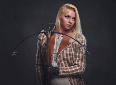 Moda erkek bir yaylı tüfek tutar