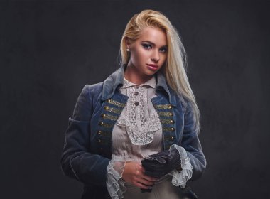 Moda sarışın kadın