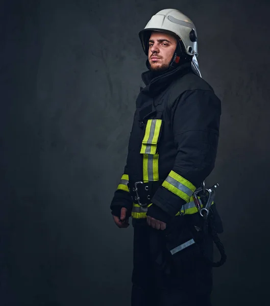 Studiový portrét hasič oblečený v uniformě. — Stock fotografie