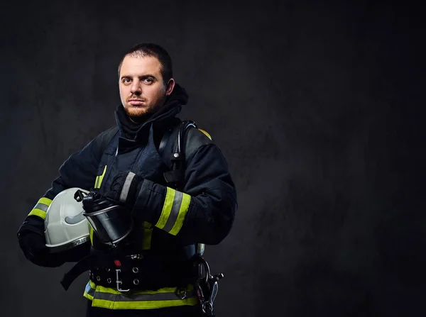 Feuerwehrmann hält Schutzhelm — Stockfoto