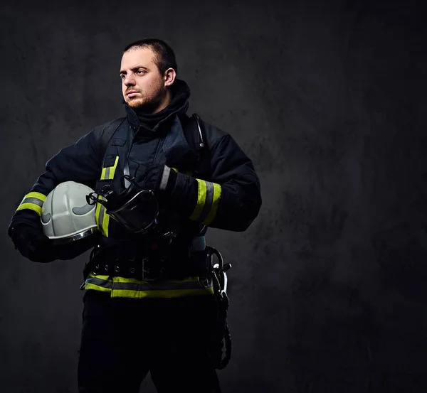 Feuerwehrmann hält Schutzhelm — Stockfoto