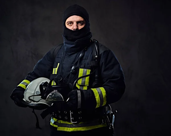 Bombeiro vestido de uniforme — Fotografia de Stock