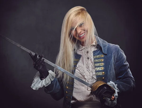 Bir çekici sarışın kadın gümüş kılıç tutan.