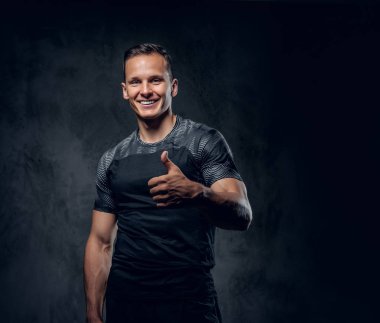 atletik erkek gülümseyen 