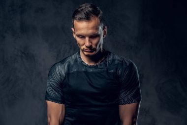 Atletik adam aşağı bakıyor 