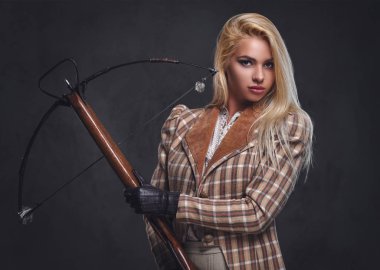 Moda erkek bir yaylı tüfek tutar