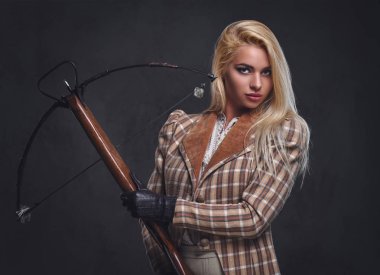 Moda erkek bir yaylı tüfek tutar