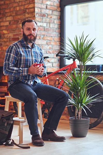 Sakallı erkek Polar gömlek giymiş