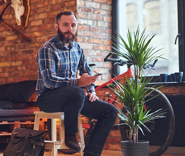 Smartphone kullanarak bir sakallı hippi erkek