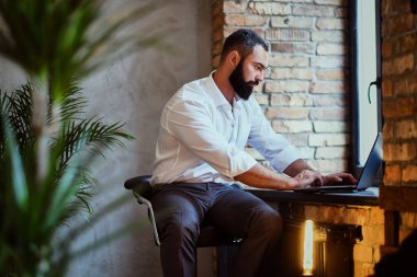 Şık sakallı erkek işleri