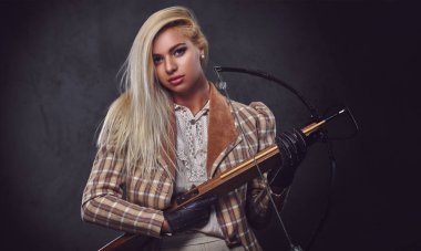 Moda erkek bir yaylı tüfek tutar