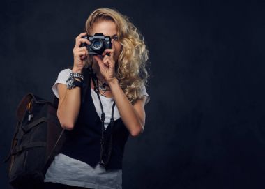 Erkek bir kompakt dijital fotoğraf makinesi tutar.