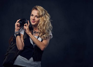 Erkek bir kompakt dijital fotoğraf makinesi tutar.