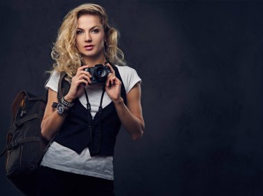 Erkek bir kompakt dijital fotoğraf makinesi tutar.