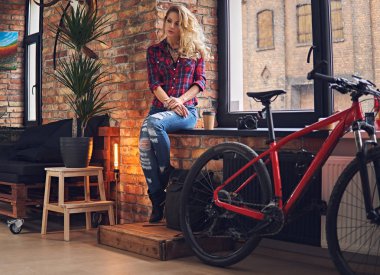 Kadın sıcak kahve içer