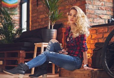 Sarışın kadın Smartphone kullanarak