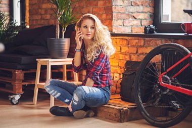 Sarışın kadın Smartphone kullanarak