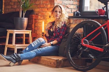 Sarışın kadın Smartphone kullanarak