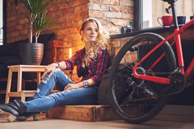 Bir kırmızı Polar gömlek giymiş erkek