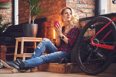 Sarışın kadın sıcak kahve içer 