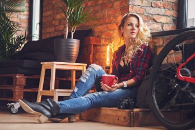 Sarışın kadın sıcak kahve içer 