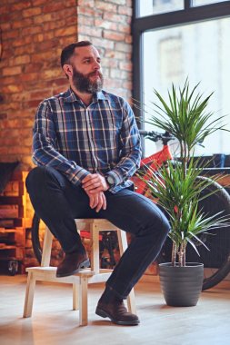 Sakallı hippi erkek üzerinde ahşap sandalye