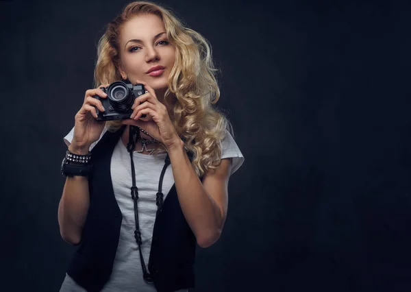 Blonde žena fotograf fotografování — Stock fotografie