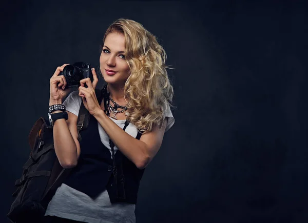 Female holds a compact digital camera. — Stock Photo, Image