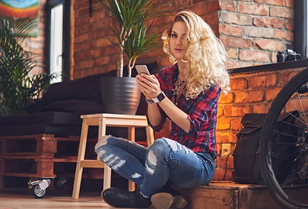 Femme blonde utilisant un smartphone — Photo