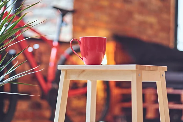 Xícara de café vermelha em uma mesa . — Fotografia de Stock